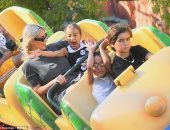 بالصور.. كيم كاردشيان تقضى يوما مع طفليها فى "ديزنى لاند"