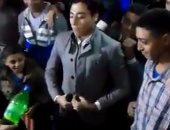 بالفيديو.. أكرم توفيق يقلد "رفاعى الدسوقى" فى فرح شعبى 