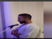 بالفيديو.. أحمد سعد يصلى القيام بعد زواجه بسمية الخشاب