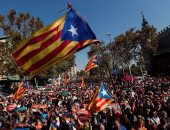 بالصور.. تظاهرات خارج برلمان كتالونيا احتجاجا على طلب إسبانيا عزل رئيس الإقليم