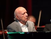 عمر خيرت يبدأ حفله بجامعة القاهرة..ويحيى الطلاب: "بنحبكم جدا"