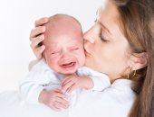 بس متقولش زن.. دراسة: بكاء الرضيع ينشط وظائف مخ الأم المرتبطة بالكلام 