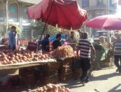 بالصور.. شوارع دمياط رهينة فى أيدى الباعة الجائلين