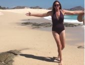 بالفيديو.. كاتلين جينر تستعرض جسدها على أحد شواطئ المكسيك