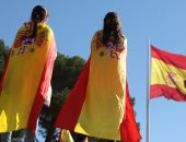 بالصور.. متظاهرون إسبان يرتدون علم الدولة ردا على انفصال كتالونيا