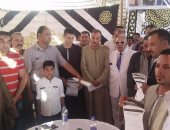 بالصور..أهالى القبائل العربية بالفيوم يوقعون على استمارات "علشان تبنيها"