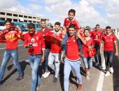 بالفيديو.. مشجع "نص أهلى ونص زمالك" يؤازر المارد الأحمر أمام الوداد