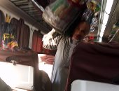 بالصورة .. شكاوى من انتشار الباعة الجائلين داخل عربات قطار أسوان – القاهرة