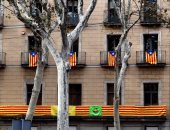 بالصور.. مواطنو كتالونيا يرفعون علم الإقليم على شرفات المنازل بعد إعلان الانفصال