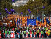 بالصور.. تظاهر مئات الآلاف فى برشلونة لرفض استقلال كتالونيا عن إسبانيا