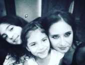 نيللى كريم تنشر صورة بصحبة بناتها "كندة وسيليا"