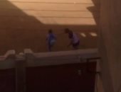 تداول فيديو لمدرس يضرب تلميذًا بـ"جلده" فى مدرسة عزبة فراج بأسيوط