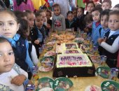 بالصور.. مدرسة تجذب الأطفال بإقامة عيد ميلاد جماعى لتلاميذها بكفر الشيخ 