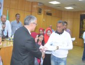 محافظ المنيا يسلم 50 عقد عمل لشباب جمعية النور لمتحدى الإعاقة