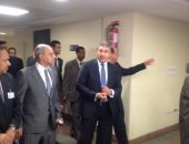 بالصور.. وزير الطيران يصل قرية البضائع لافتتاح عمليات التطوير  