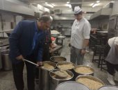 جامعة عين شمس: نقدم وجبات غذائية لـ4500 طالب بالمدن الجامعية يوميًا 