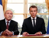 بالصور.. ماكرون يلتقى وزير داخلية فرنسا بعد توقيعه على قانون مكافحة الإرهاب