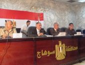 محافظ سوهاج يناقش مع مسئولى المراكز والمدن استعدادات مواجهة أزمة السيول