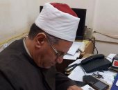 وكيل المنطقة الأزهرية ببنى سويف" يوقع استمارة "علشان تبنيها"