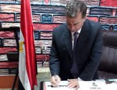 وكيل وزارة التربية والتعليم بالفيوم يوقع على استمارة "علشان تبنيها"