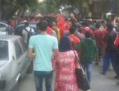 بالفيديو.. مسيرة لجماهير الأهلى في وسط البلد لمؤازرة المارد الأحمر