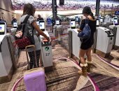بالصور.. مطار تشانجى بسنغافورة يبدأ تفعيل خاصية التسجيل الذاتى للمسافرين منعا للزحام