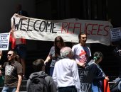 بالصور.. مظاهرات لعشرات اللاجئين بسيدنى احتجاجا على إغلاق مخيمات طالبى اللجوء