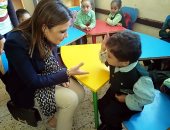 سحر نصر تحضر تحية العلم بإحدى مدراس المنيا