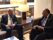 سامح شكرى يبحث مع وزير خارجية فلسطين سبل إحياء عملية السلام بالشرق الأوسط