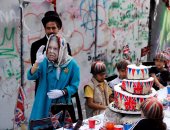 بالصور.. فلسطينى يجسد شخصية الملكة إليزابيث تنديدا بالذكرى المئوية لوعد بلفور