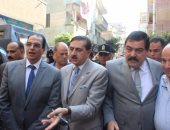 مساعد وزير الداخلية ومدير أمن الدقهلية يتفقدان موقع العقار المائل بالمنصورة