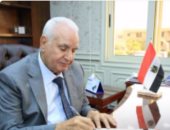 رئيس مجلس أمناء مدينة العبور يوقع على استمارة "علشان تبنيها"