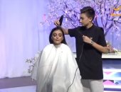 بالفيديو.. مذيعة سعودية تحلق شعرها على الهواء تضامنا مع مرضى السرطان