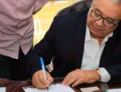 رئيس مجلس أمناء مدينة الصالحية الجديدة يوقع استمارة "علشان تبنيها"