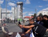 بالصور.. فلسطينيون يضربون دمية بلفور بالأحذية فى الذكرى المئوية لوعده