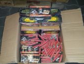 بالفيديو والصور.. الداخلية تحبط تهريب 2.5 مليون قطعة ألعاب نارية قادمة من ليبيا