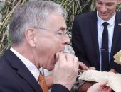 بالصور.. السفير الألمانى يتناول "العيش الفلاحى" خلال زيارته للبحيرة