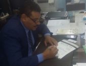 عميد علوم سياسية بجامعة بنى سويف يوقع "علشان تبنيها"