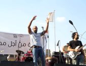 بالفيديو والصور.. فرقة شارموفرز تبدأ حفلها الفنى بجامعة عين شمس وسط حضور آلاف الطلاب