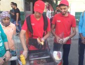 بالصور.. "إسلام" يتحدى البطالة بمشروع "المطعم المحمول"