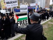 بالصور.. منظمة "يهود ضد الصهيونية" تتظاهر احتجاجا على زيارة نتنياهو لندن