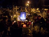 مكسيكيون يزورون المقابر ليلا احتفالا بيوم الموتى بالبلاد