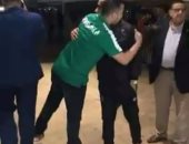 مشجع لنادى الرجاء يستقبل بعثة الأهلى فى المغرب بالقبلات