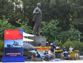 بالصور..  أكاليل زهور تغطى تمثال الزعيم فلاديمير لينين بمناسبة مئوية الثورة الروسية