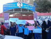 بالصور.. طلاب مدرسة "أحمد زويل" يتظاهرون من أجل مدرس "شوى الذرة" 