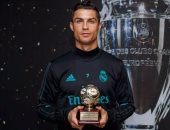 كريستيانو رونالدو يتسلم جائزة هداف العالم 2016