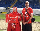 مواطنة مصرية فى المغرب تحضر مران الأهلى وترفع لافتة تحفيزية