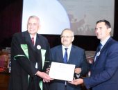 بالصور.. رئيس جامعة القاهرة يتسلم شهادة الاعتماد الدولى لكلية العلاج الطبيعى