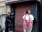 غلق وتشميع 3 محال مخالفة للتراخيص بشرق الإسكندرية