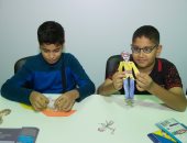 أطفال معرض الشارقة الدولى للكتاب يصنعون شخصيات متحركة بالألوان والورق